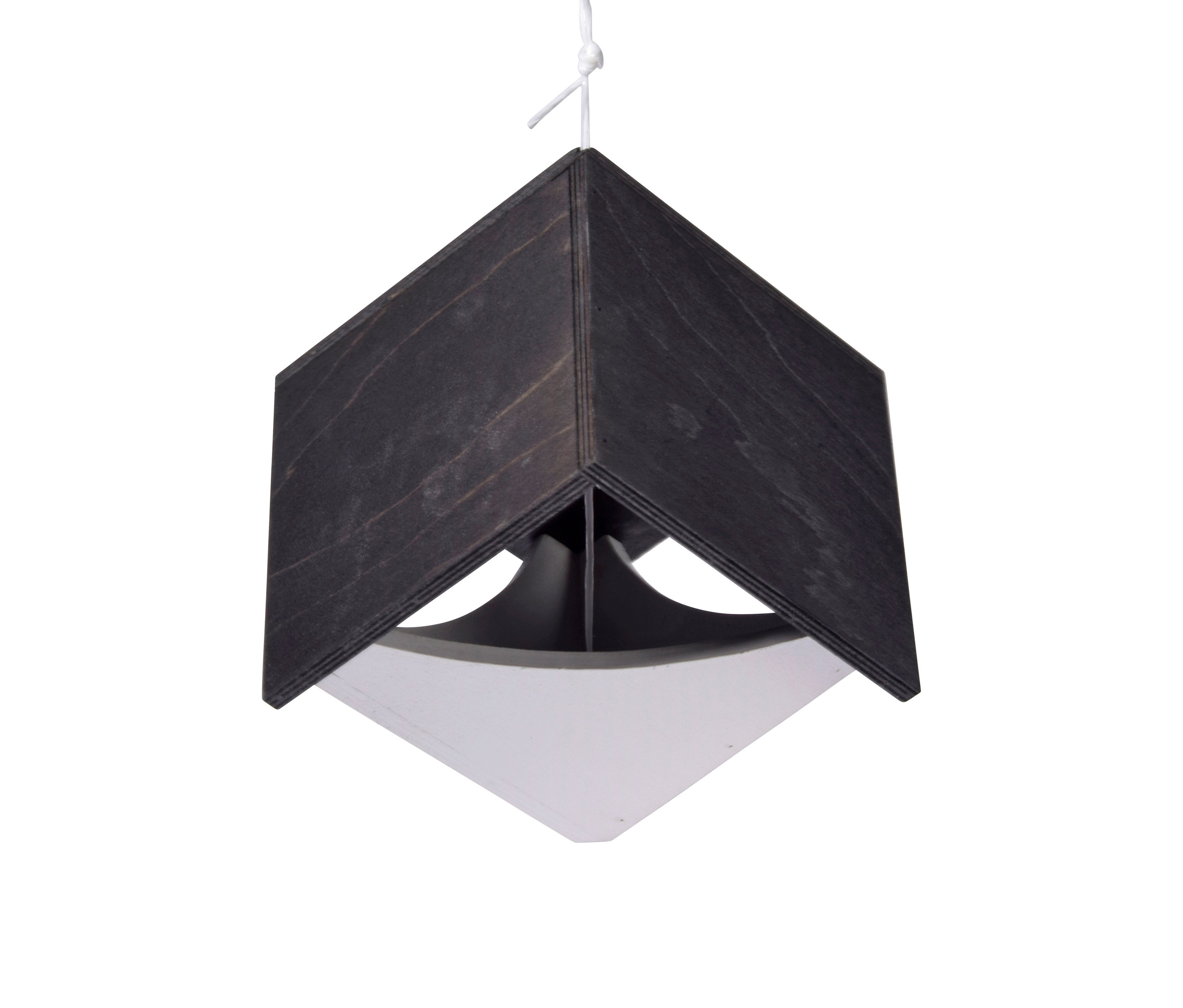 Schwarz-Weiß-Fotografie eines Dobar-Vogelfutterhauses »Kubus«, das an einer weißen Schnur hängt.