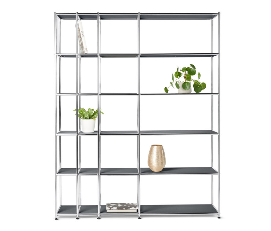 Graues, offenes Metallregal »CN3« mit Buch, Pflanzen und Vase.
