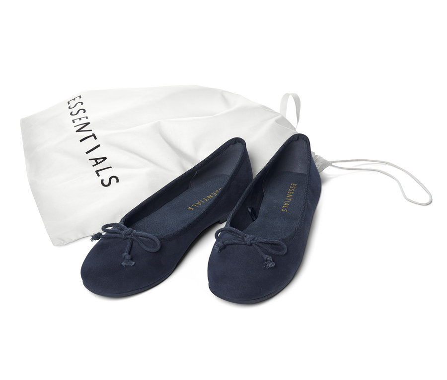 Zwei Paar Ballerinas neben einem weißen Essentials-Beutel.
