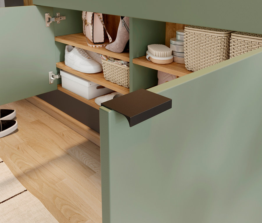 Geöffneter Mehrzweckschrank »Ameca« breit, taupegrün mit Schuhen, Handtasche und Aufbewahrungskörben.