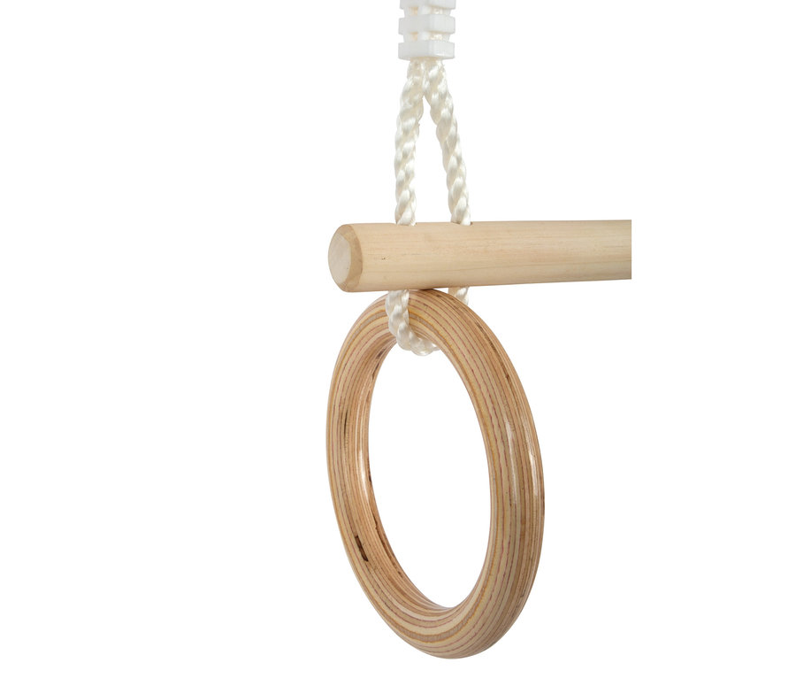 Ein small foot Trapez mit Turnringen aus Holz hängt vor einem weißen Hintergrund.