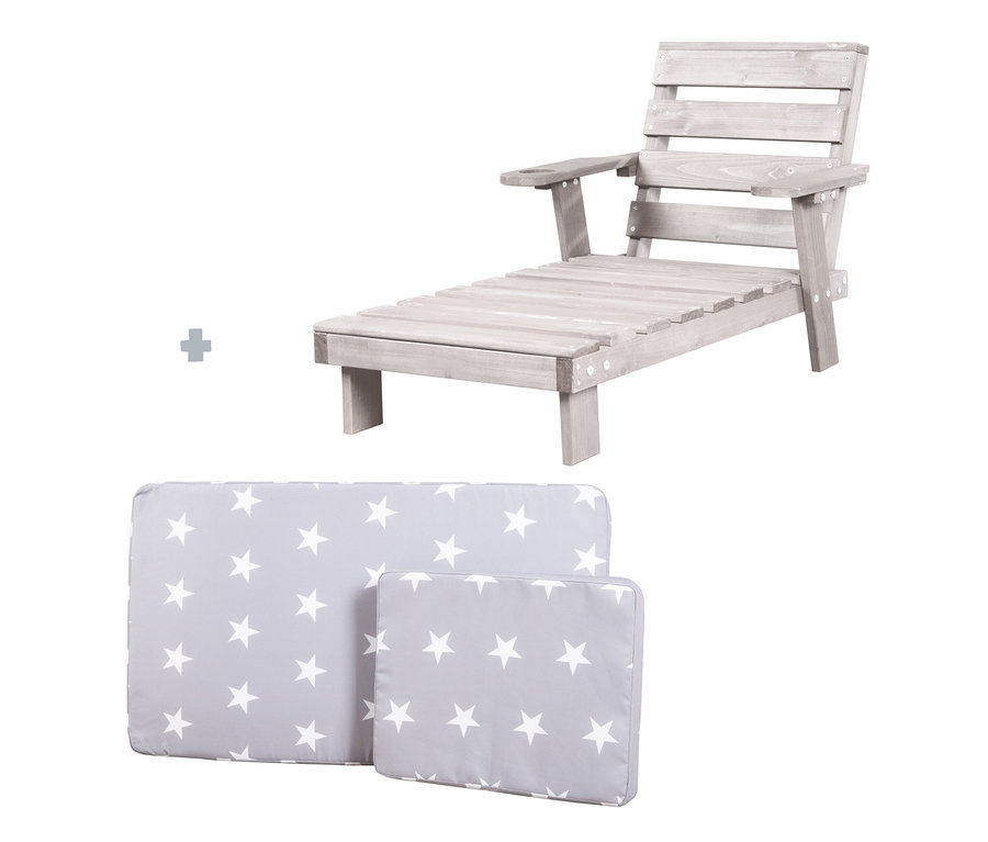 Eine hölzerne Kinderliege und zwei graue Kissen mit Sternen.