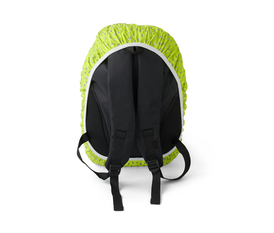 Rückansicht eines schwarzen Rucksacks mit reflektierendem, neongrünem Regenschutz.