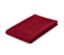 Eine rote Jacquard-Tischdecke gefaltet auf einem weißen Hintergrund.