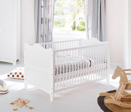 Kinderzimmer mit weißem Pinolino Babybett »Florentina«, Schrank, Spielzeug und Schaukelpferd.