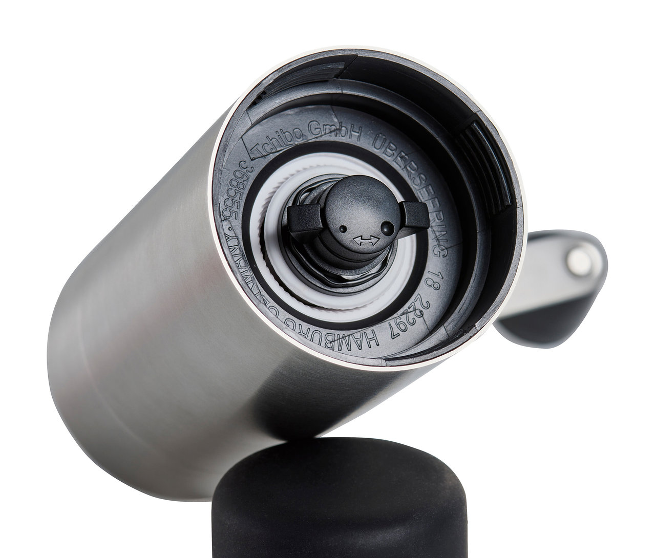 Detailansicht einer silbernen, manuellen Kaffeemühle.