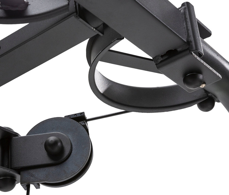 Detailaufnahme einer schwarzen Rolle und Stahlrahmen der Christopeit Kraftstation »SP 2000«.