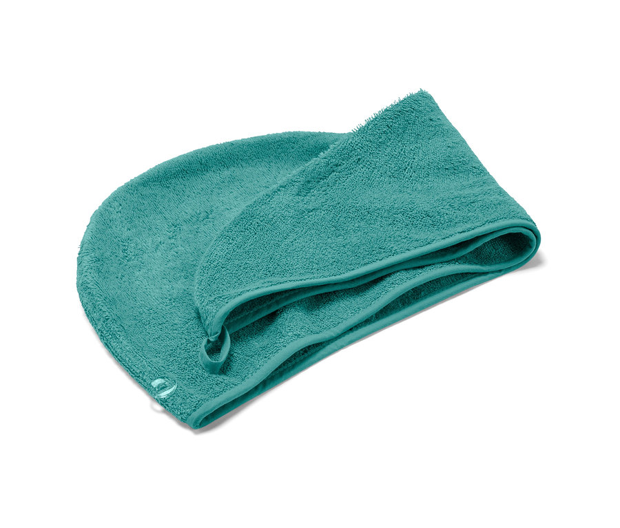 Ein Aqua Turban-Handtuch liegt auf einem weißen Hintergrund.