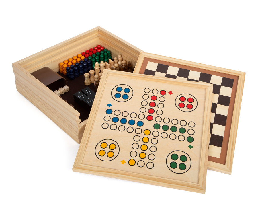 Geöffneter Holzkasten mit dem small foot Spielesammlung, 7 Klassiker Spieleset, das Spielfiguren, Würfel und Spielbretter enthält.