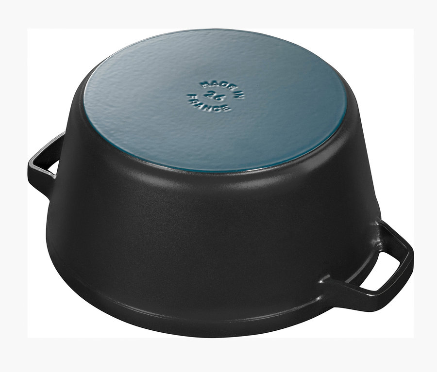 Unterseite eines schwarzen Staub Gusseisen-Kochtopfs.