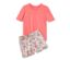 Ein Shorty-Pyjama in Papaya, bestehend aus einem T-Shirt und einer geblümten Shorts, liegt übereinander.