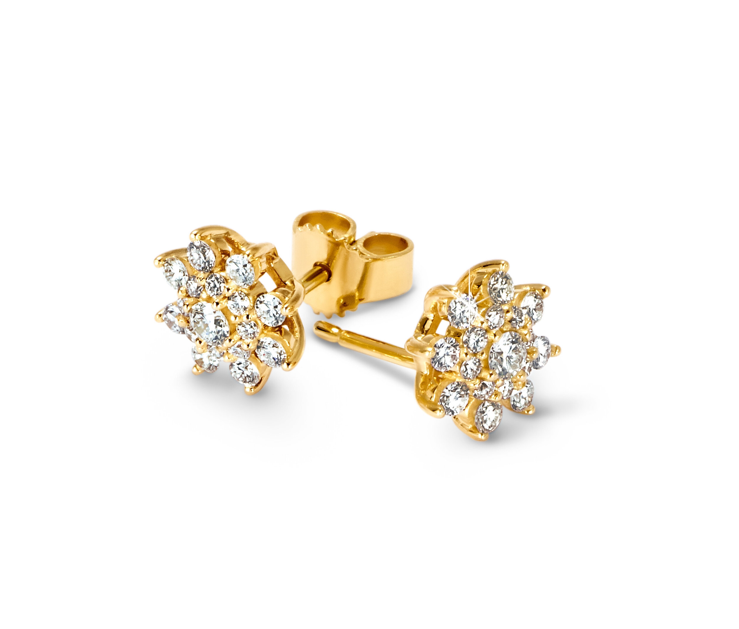 Nahaufnahme von goldenen 585 Gold-Ohrsteckern mit 34 Brillanten im Stern-Design.