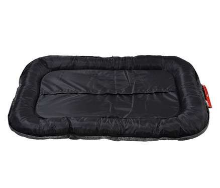 Ein schwarzes Outdoor-Hundebett.