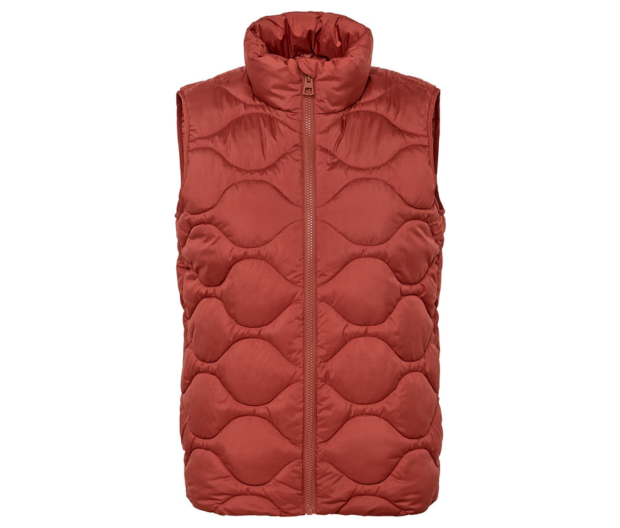 Eine braune Steppweste mit einem Reißverschluss in der Mitte.