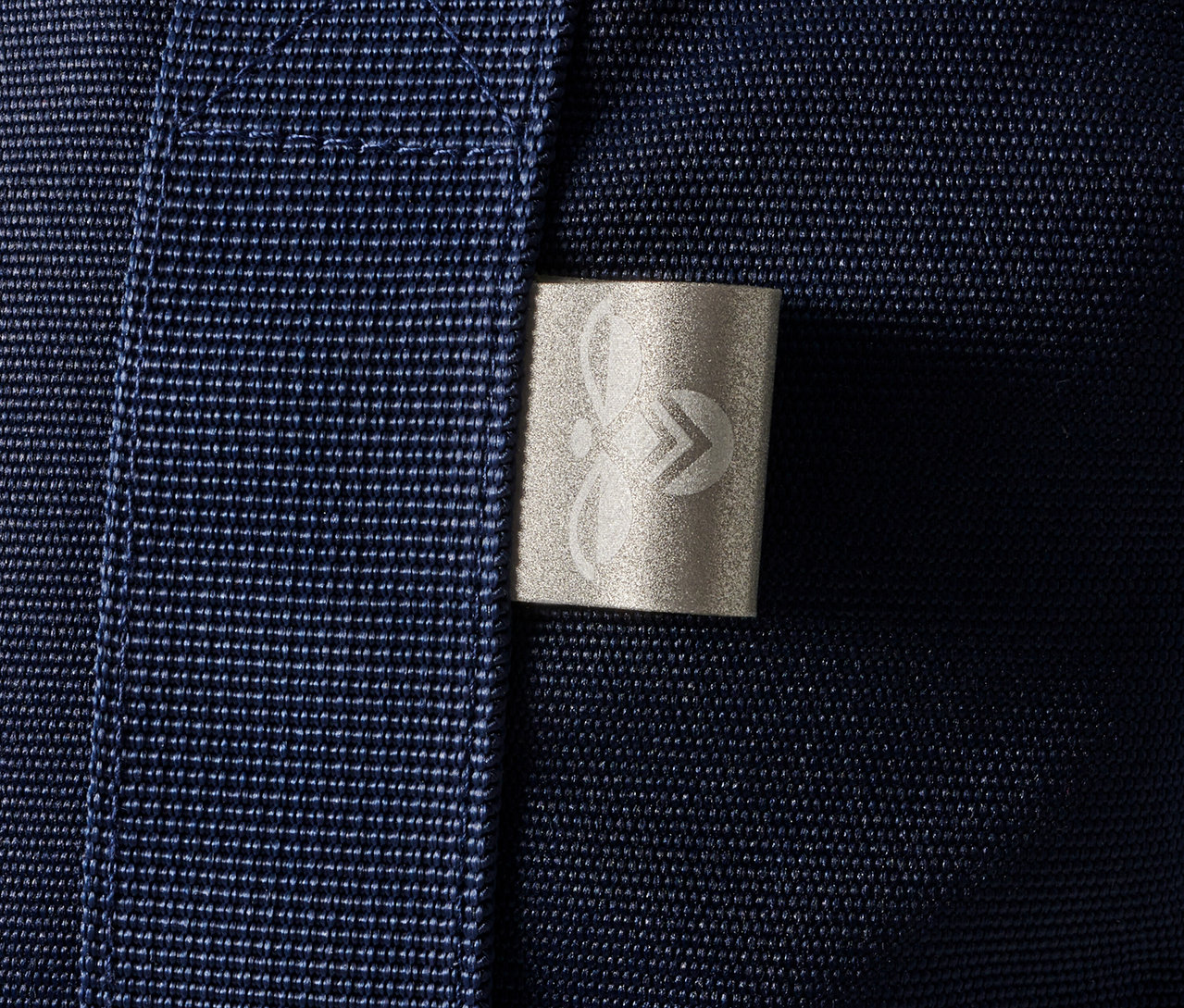 Detailaufnahme eines blauen HUMMEL HMLJAZZ Rucksacks mit Logo.