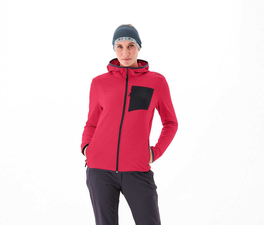 Frau trägt rote CMP Damen-Jacke und graue Mütze.