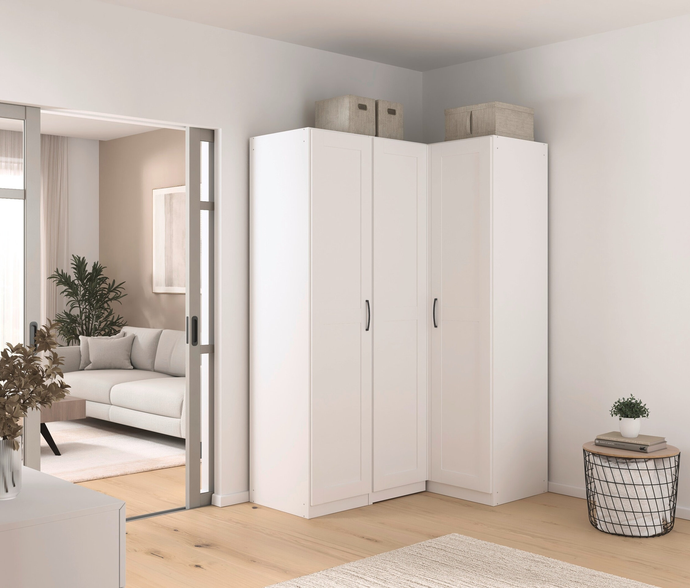 Eckzimmer mit weißen Schränken, beigem Teppich und Sofa, das durch einen Durchgang sichtbar ist.