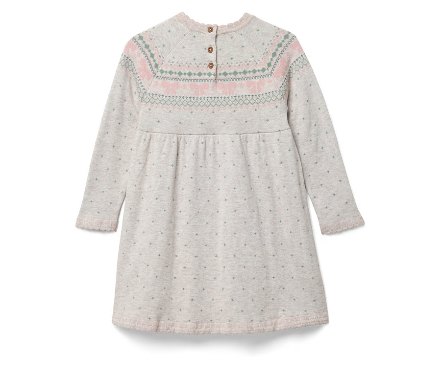 Detail eines langärmeligen Kleides mit Knöpfen am Rücken und einem Muster um den Hals.