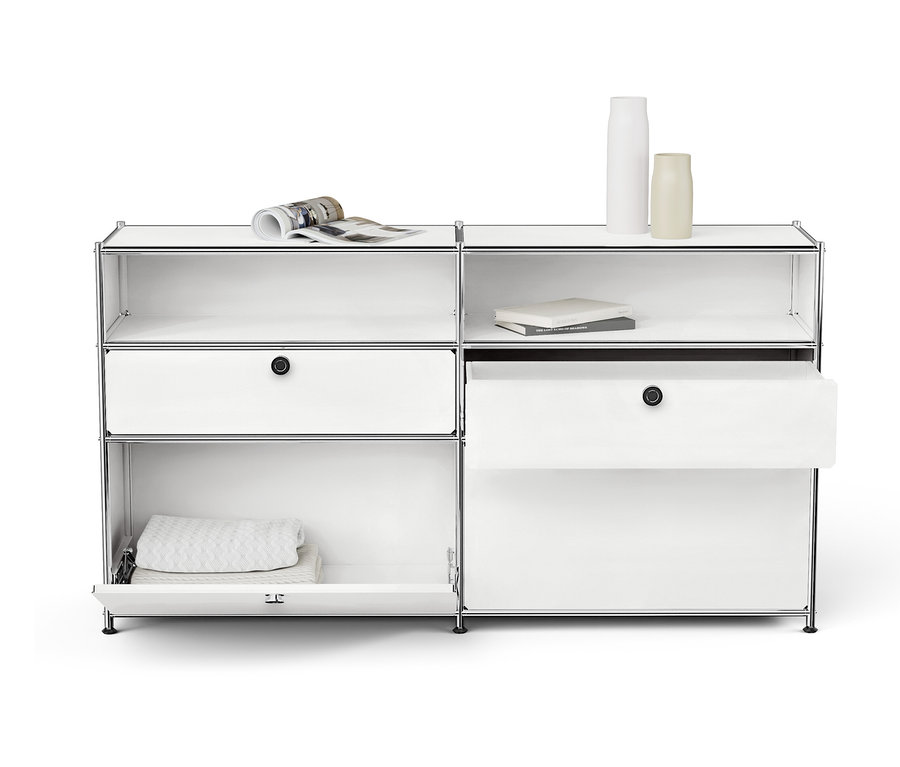 Weißes modulares Aufbewahrungssystem mit offenen und geschlossenen Fächern, auf denen Bücher, Vasen und eine Zeitschrift stehen.