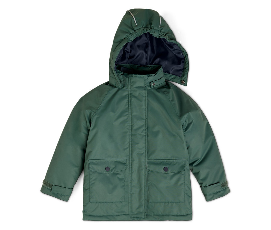 Eine grüne Regenjacke mit Kapuze auf einem weißen Hintergrund.