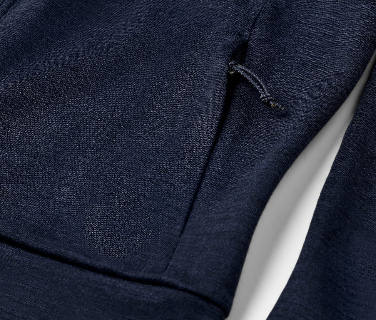 Detailansicht einer Funktionsjacke mit RWS-zertifizierter Wolle.