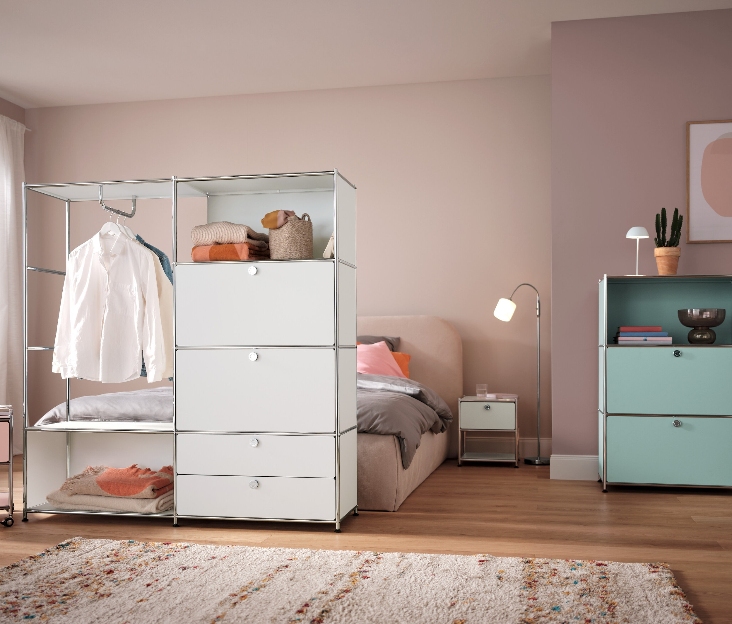 Schlafzimmer mit weißer LED-Akku-Tischleuchte auf dem Nachttisch.