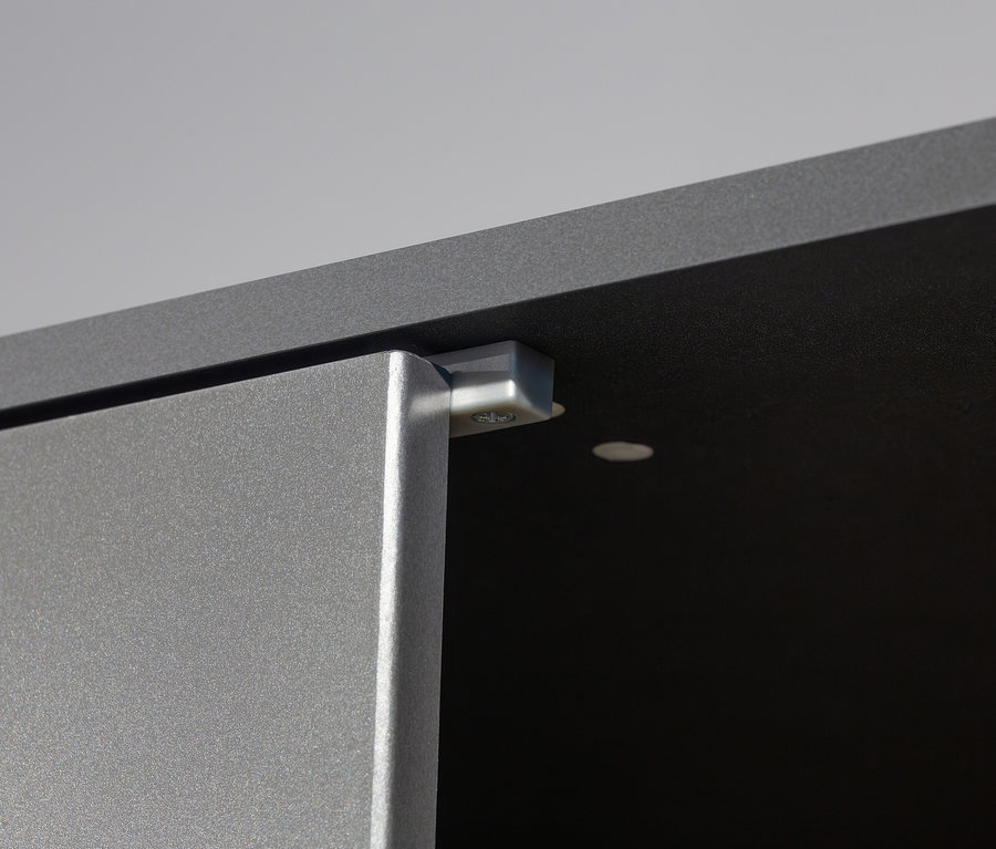 Detailaufnahme eines grauen, metallischen Drehtürenschranks »Shinjo« mit silbernem Griff.