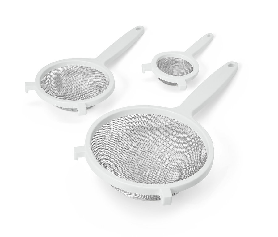 Ein Sieb-Set auf einem weißen Hintergrund.