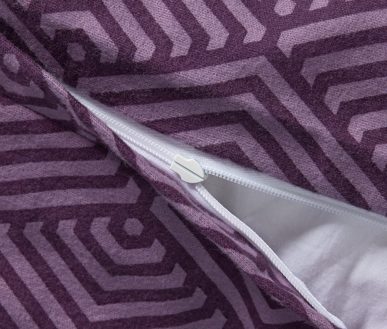 Detail einer lila Biber-Bettwäsche in Normalgröße mit Reißverschluss.