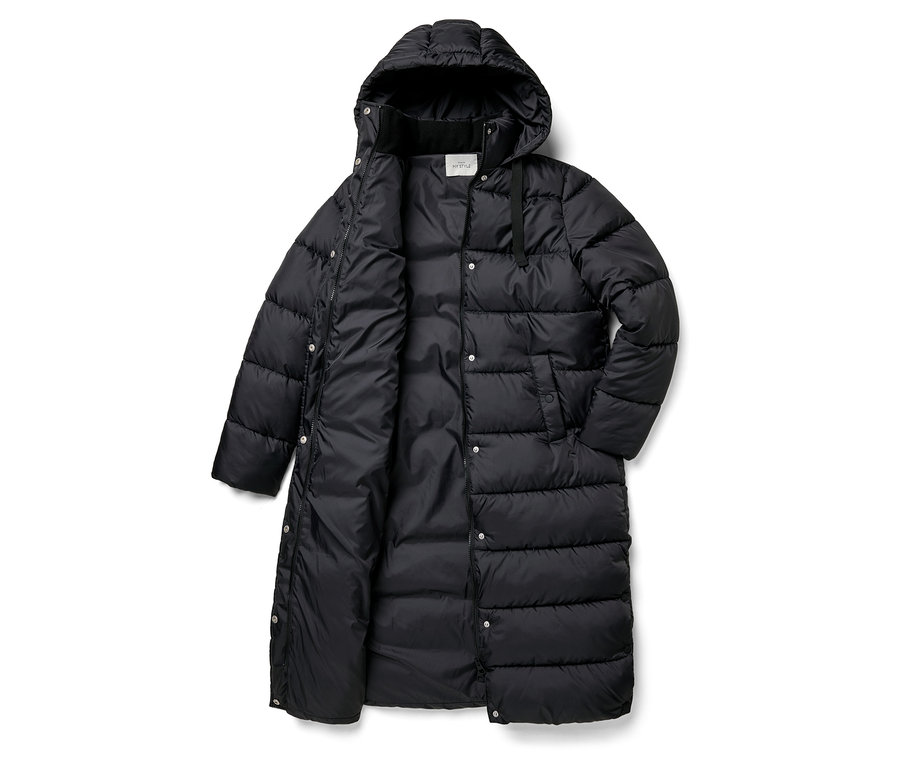 Ein offener, langer, schwarzer Daunenmantel mit Kapuze.