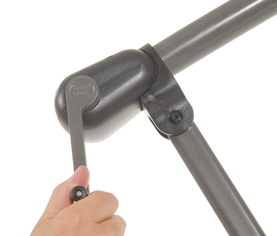 Eine Hand bedient die Kurbel eines hellgrauen Leco Ampelschirms.