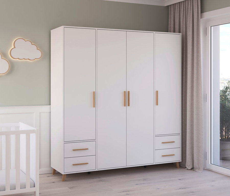 Kinderzimmer mit einem weißen Kinderbett und einem weißen, 4-türigen Drehtürenschrank »Shinjo« mit 4 Schubladen.