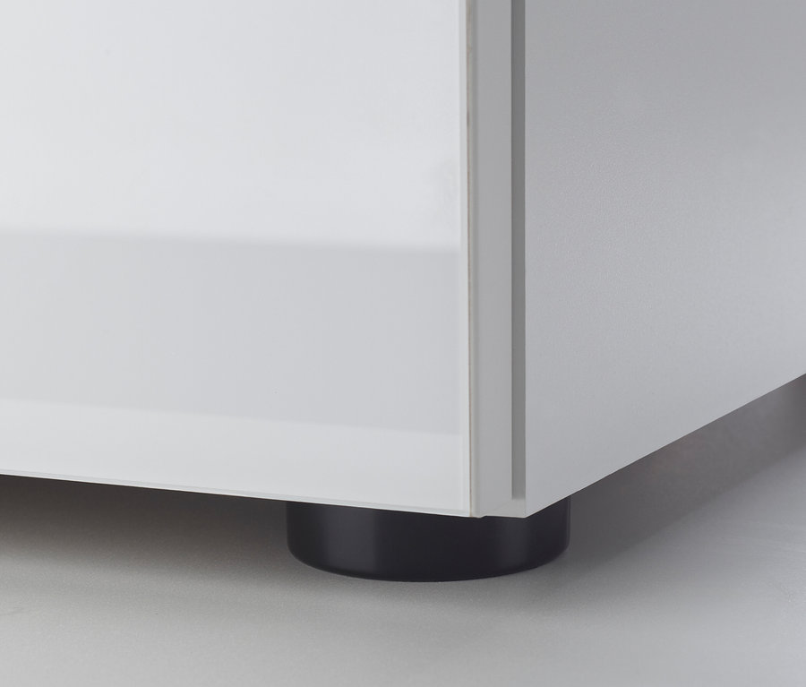 Detail eines weißen Möbelstücks mit einem schwarzen Fuß.