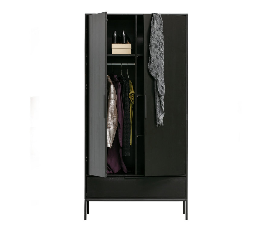 Geöffneter schwarzer Woood Schrank »Adam« mit Kleidung und Schuhen.