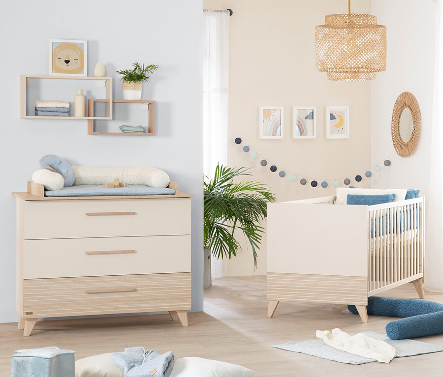 Ein Kinderzimmer mit einem roba Babybett »Sidney«, 70 x 140 cm, Kaschmir und einer Wickelkommode.