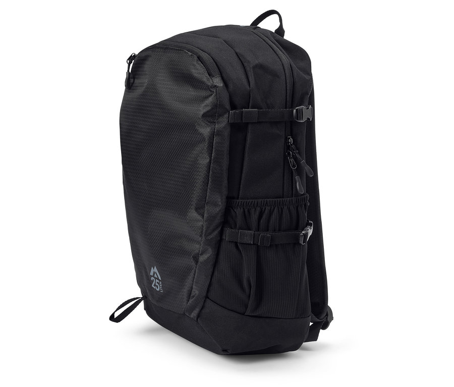 Schwarzer Rucksack steht auf einer weißen Oberfläche.