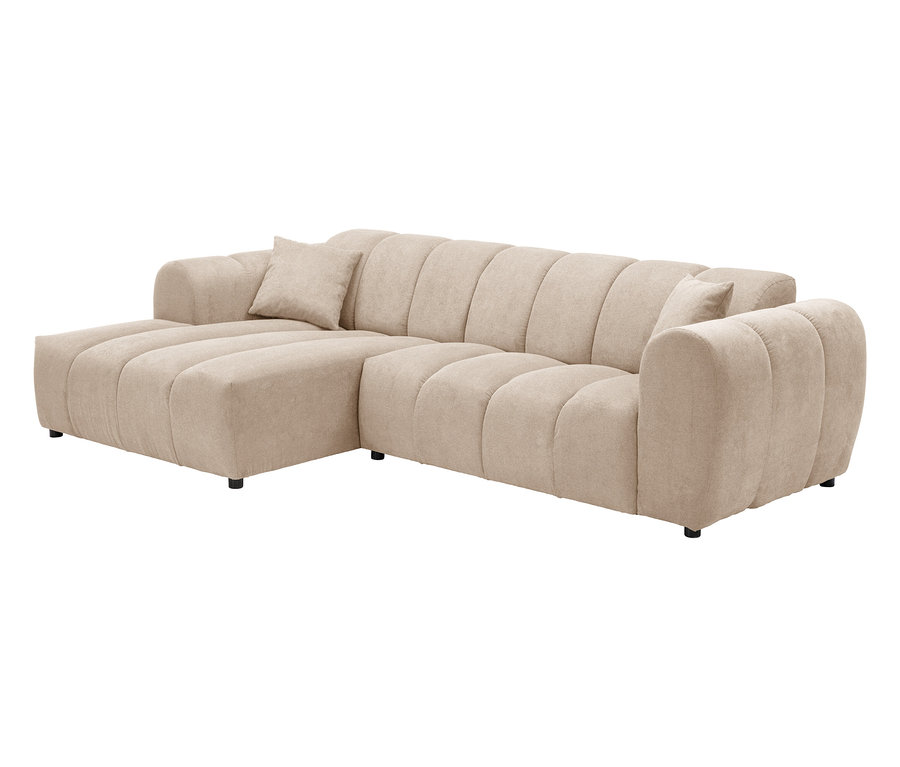 Beiges Ecksofa mit Récamiere und Zierkissen.