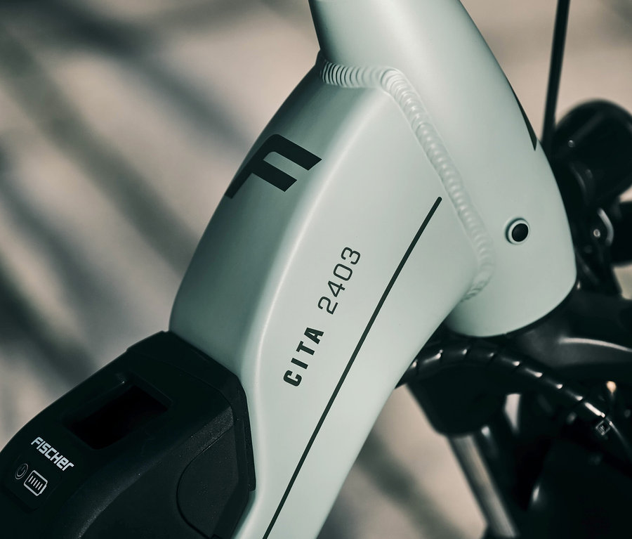 Nahaufnahme des Rahmens eines Fischer CITA 2403 CB, 50 cm Fahrrads mit dem Fischer-Logo.