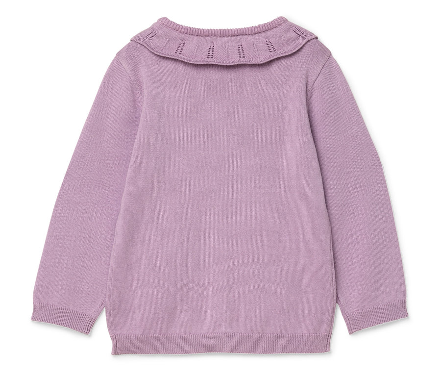 Rückansicht eines lilafarbenen Strickpullovers mit Lochmusterkragen.