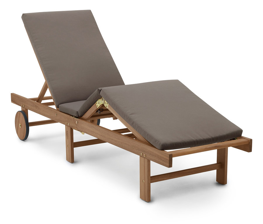 Eine einzelne hölzerne Sonnenliege mit grauen Polstern steht auf einem weißen Hintergrund.