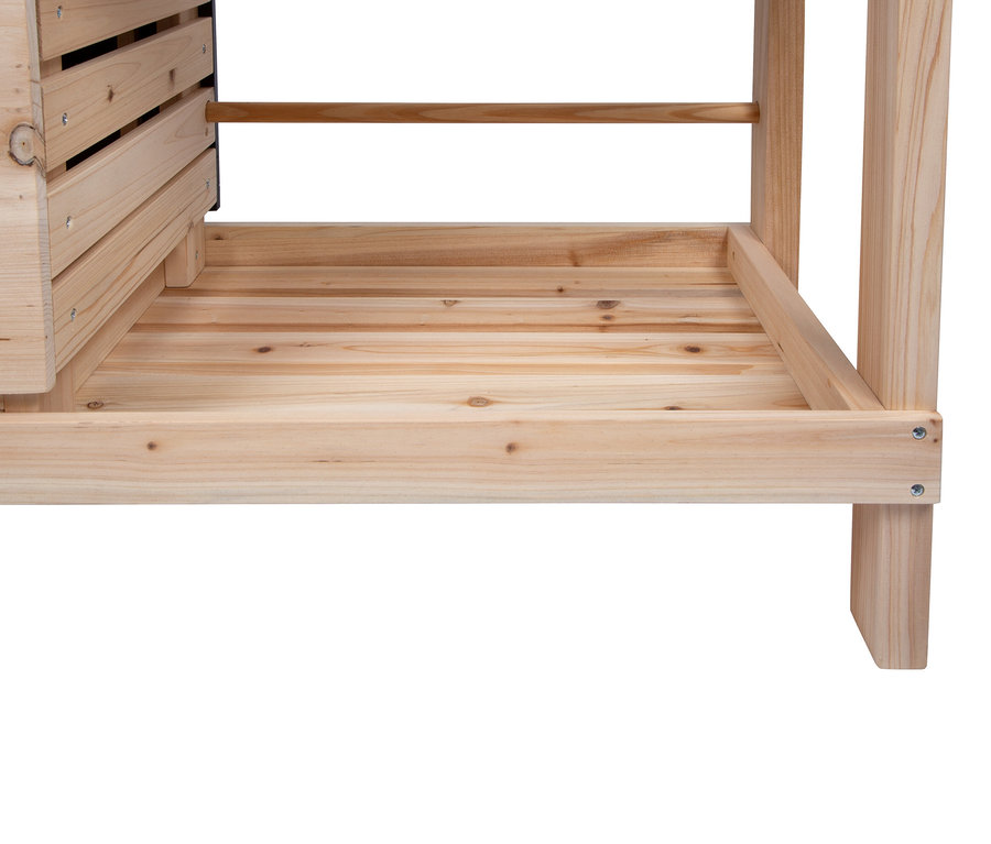 Detailansicht der Holzkonstruktion der small foot Matschküche und Kaufladen mit Ablagefläche und einer Stange.