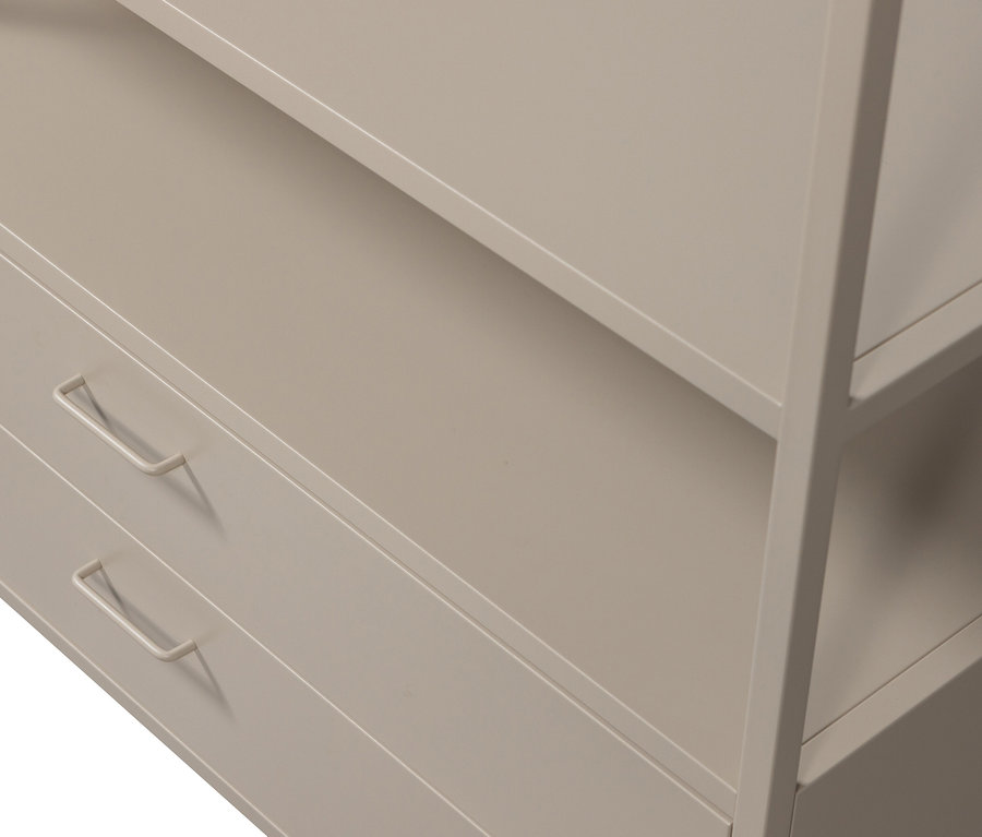 Detailansicht eines beigen Regals mit zwei Schubladen und mehreren offenen Regalfächern.