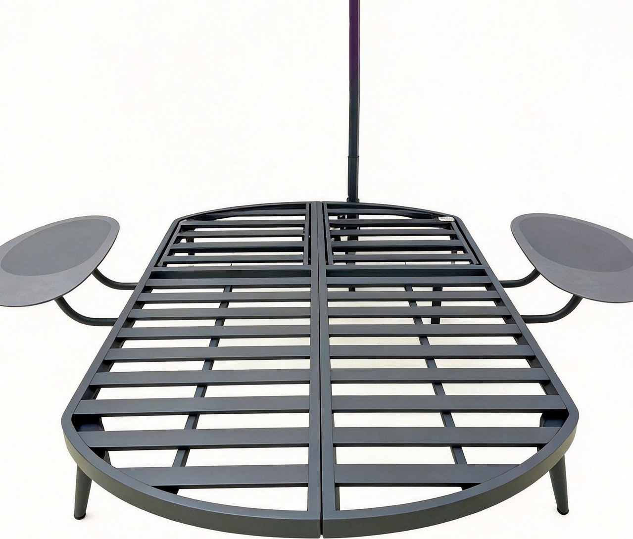 Nahaufnahme einer Leco Sonnenliege mit Ampelschirm, bestehend aus Lattenrost und zwei Tischen, vor einem weißen Hintergrund.