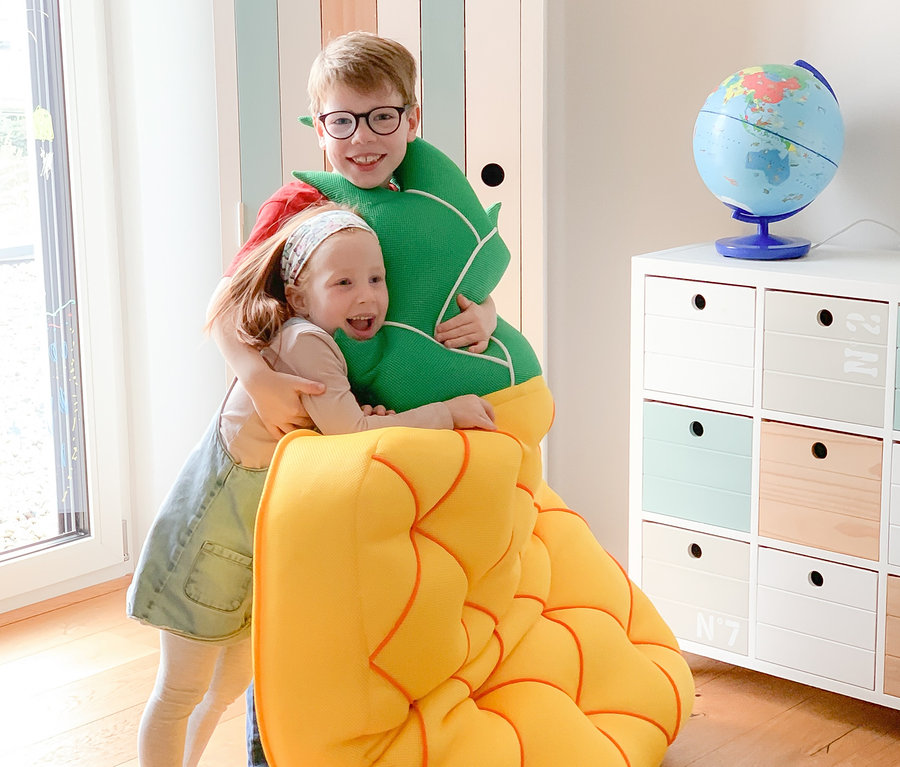 Kinder umarmen gelben Pool Buddy Ananas Sitzsack.