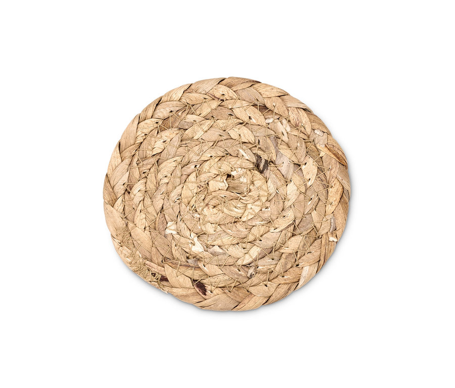 Nahaufnahme von einem geflochtenen Untersetzer für Gläser.