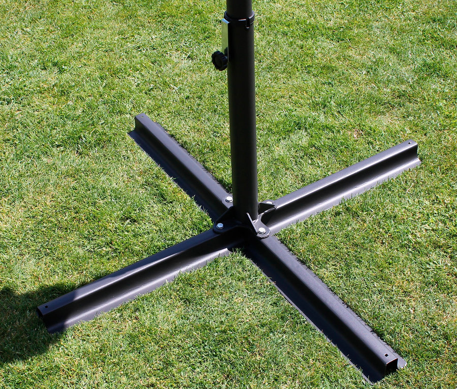 Ein Leco Stahl-Kreuzständer, ca. 100 x 100 cm, steht auf einer Rasenfläche.