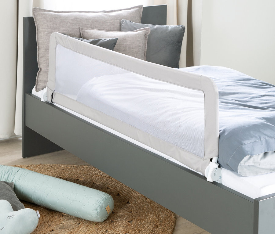 Graues Bett mit grauem roba Bettschutzgitter »Klipp-Klapp« und Kissen.