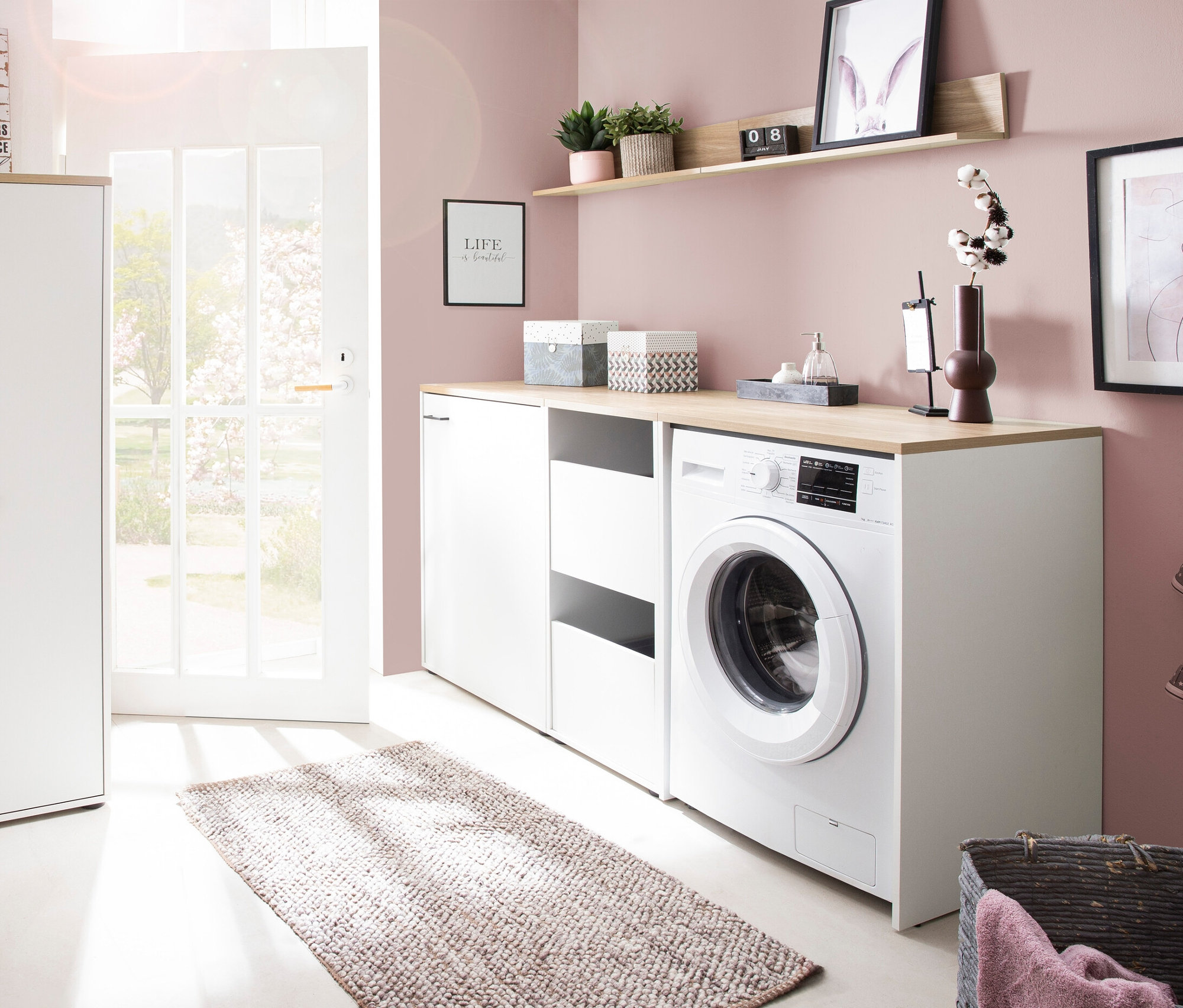 Waschmaschine und Schränke im Waschraum.