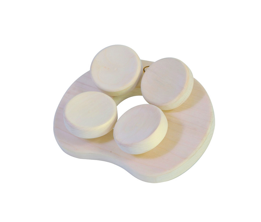 Holztablett mit vier runden Holzpucks aus dem Karibu Sauna-Starter-Set.