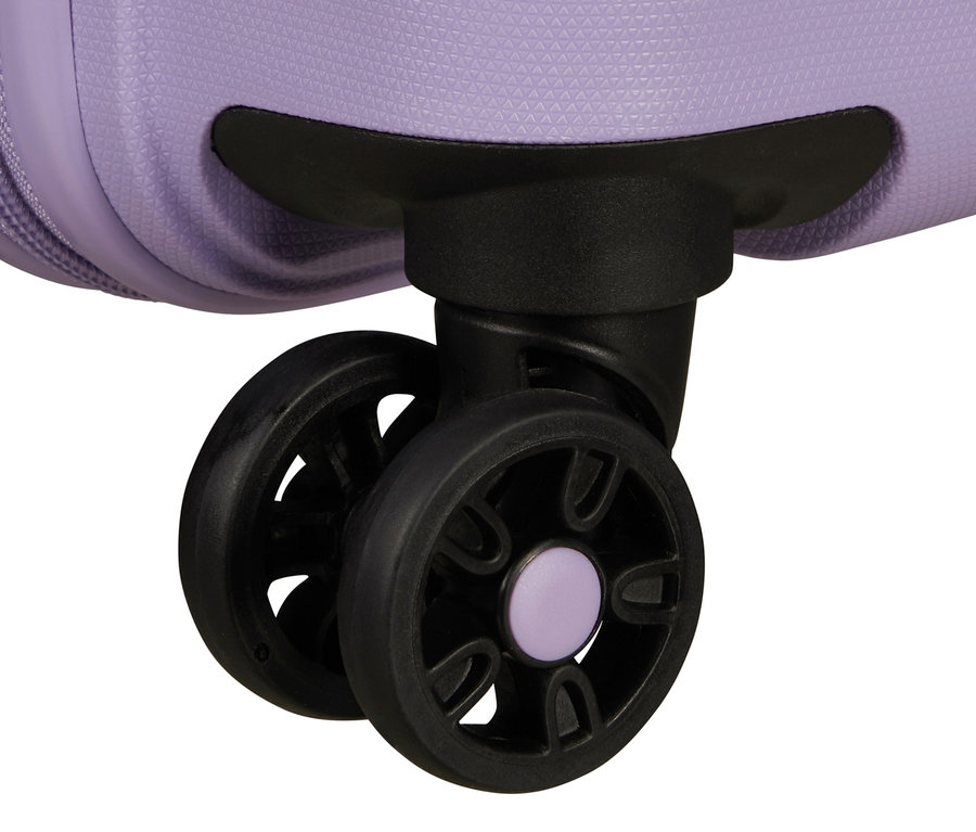 Detailansicht der Räder eines lavendelfarbenen American Tourister Sunside Spinner Hartschalenkoffers.
